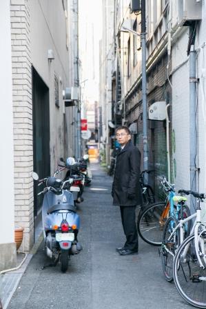 肴町通りと有楽街をつなぐ背割道路は、昔ながらのお店など、街の記憶が色濃く残る